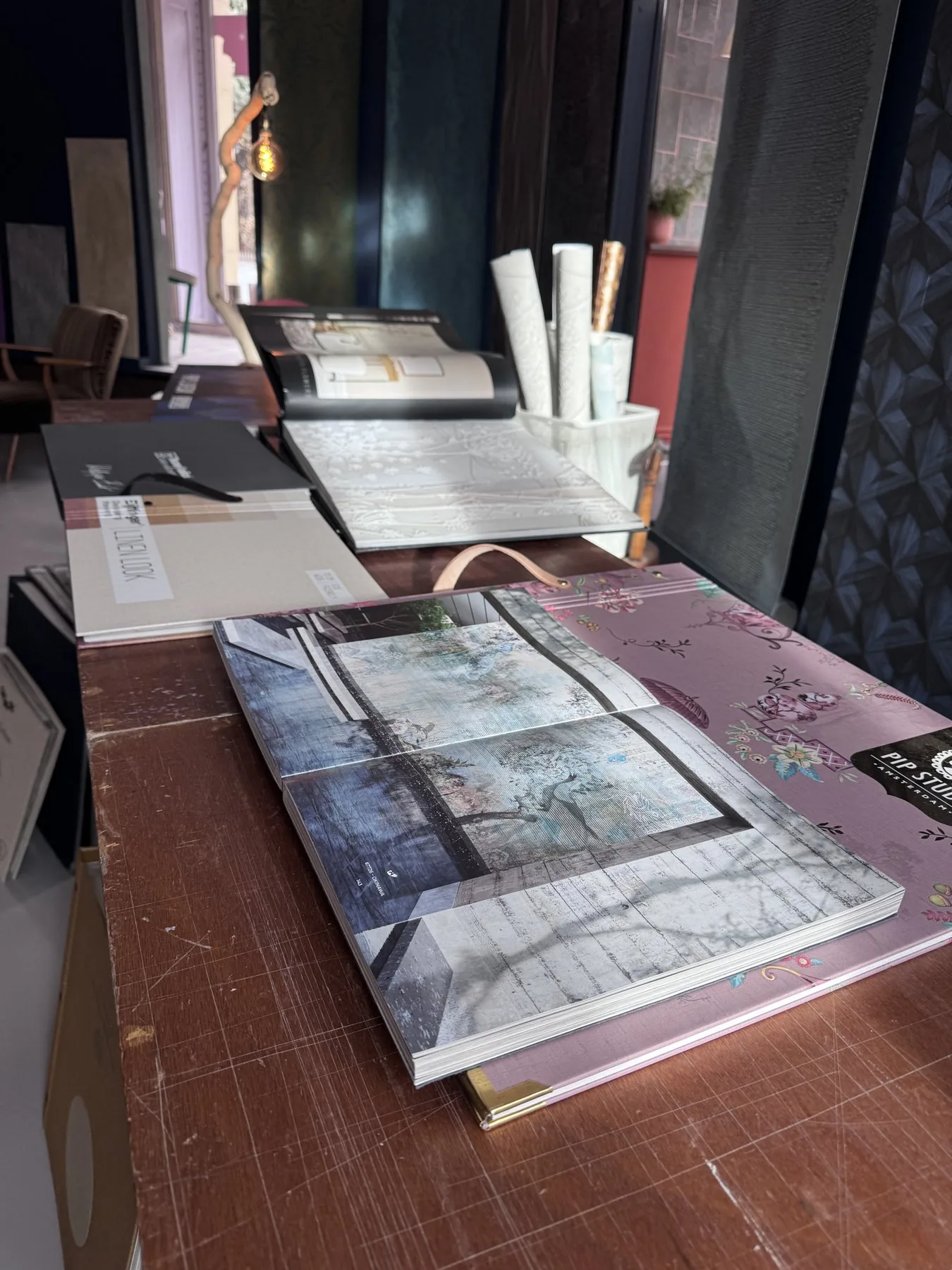Mobilier et matières présentés au showroom Marie Vicquéry à Sierre