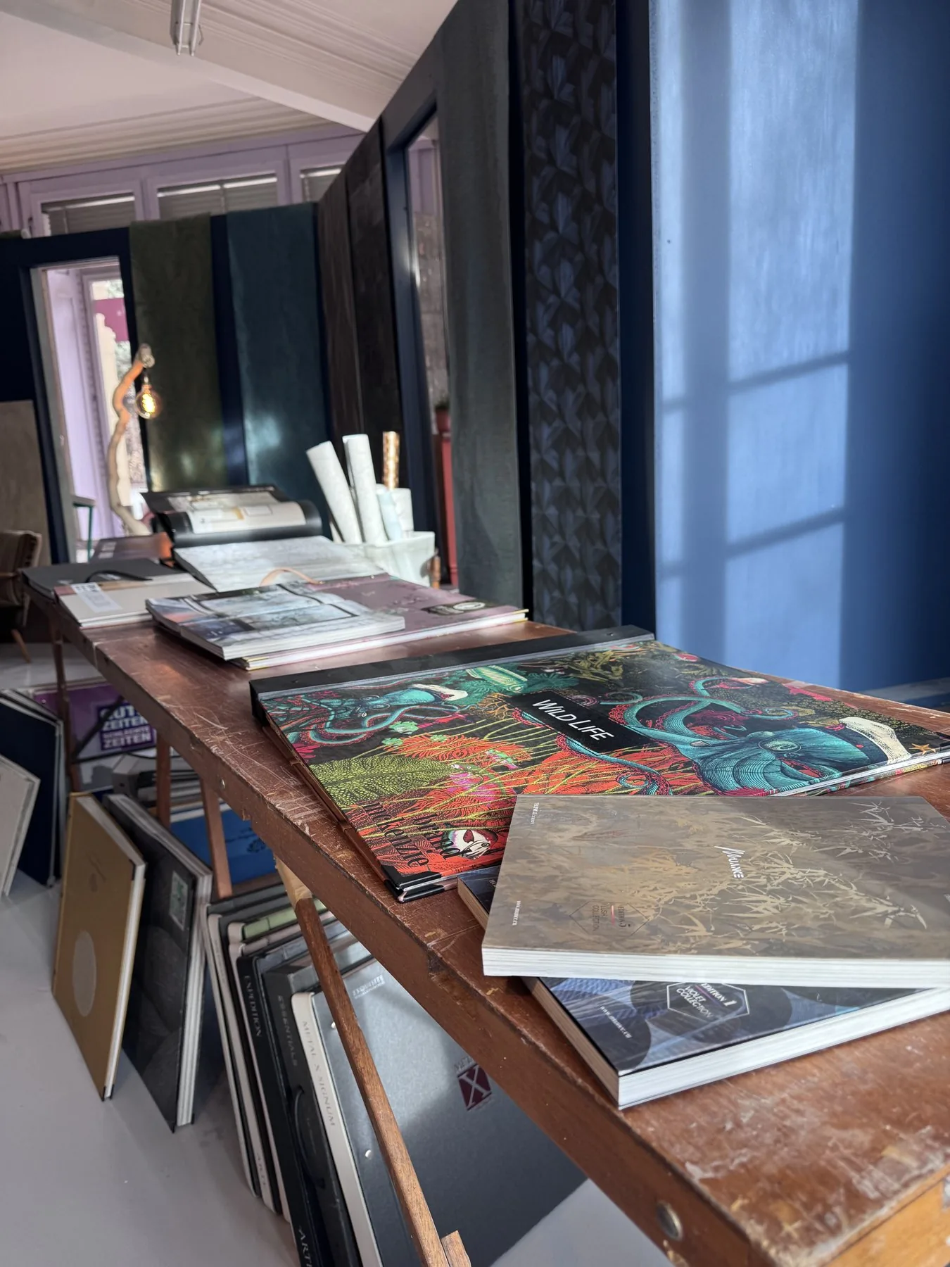 Collections et échantillons de papier peint au showroom Marie Vicquéry