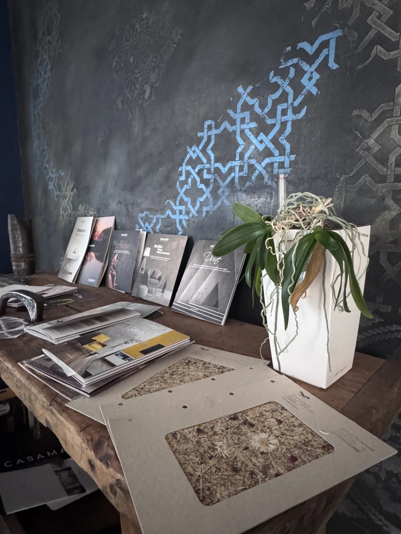 Mobilier et matières présentés au showroom Marie Vicquéry à Sierre
