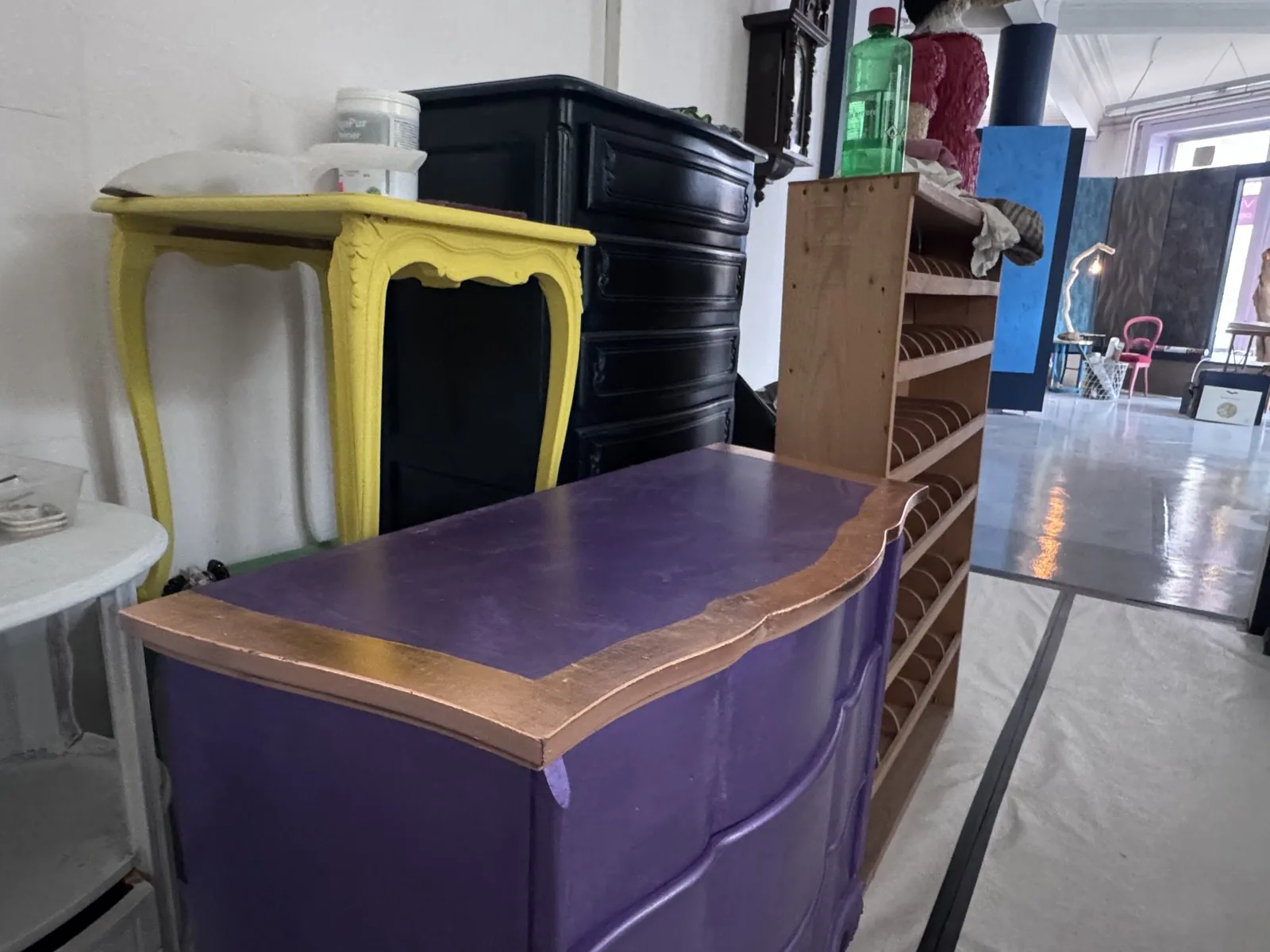 Mobilier violet et doré dans l’atelier de Marie Vicquéry