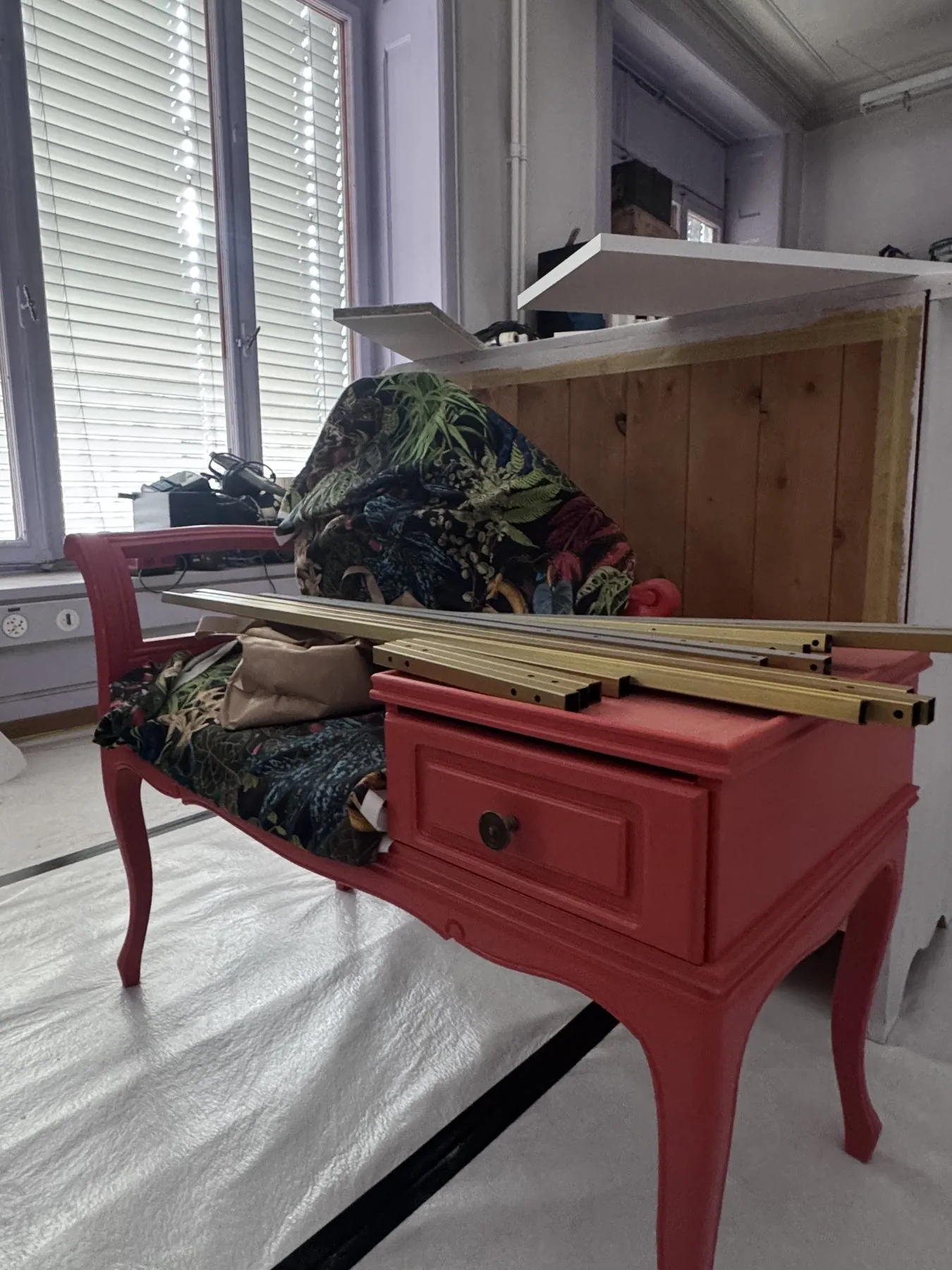Secrétaire rouge dans l’atelier de Marie Vicquéry