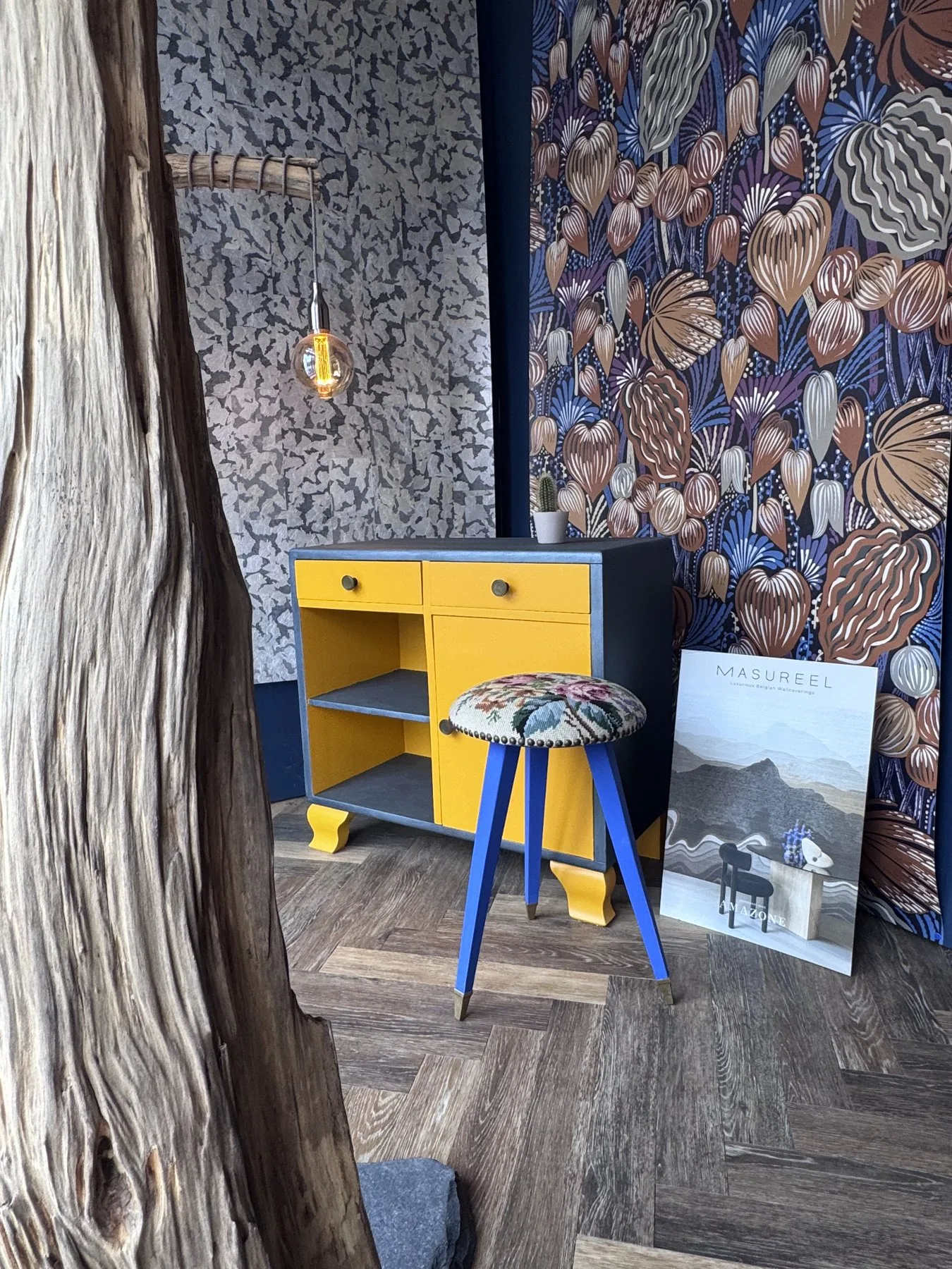 Papier peint à fleurs et mobilier jaune au showroom de Sierre