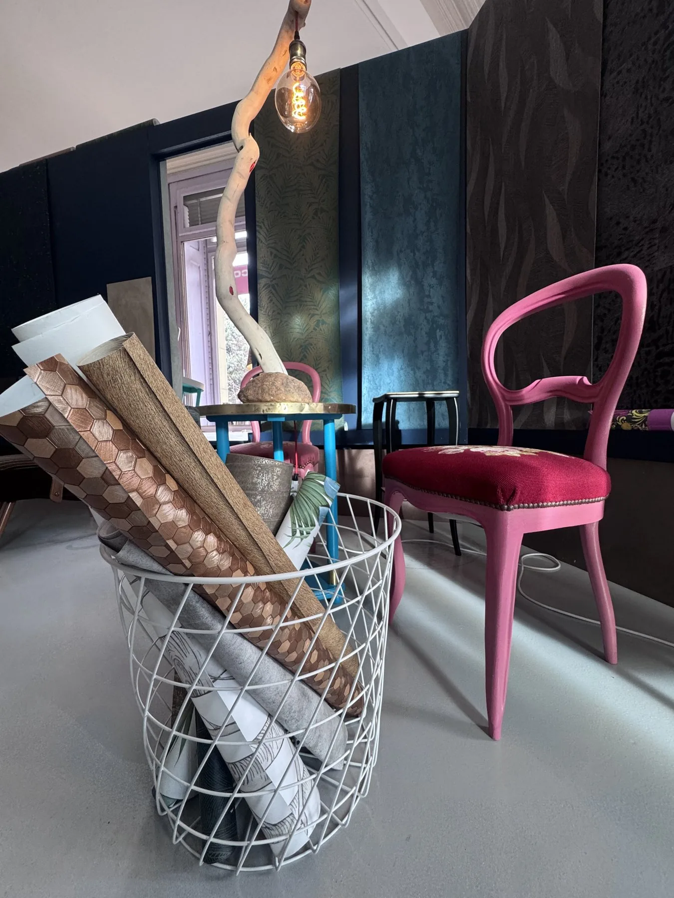 Siège rose et matières présentés au showroom de Marie Vicquéry